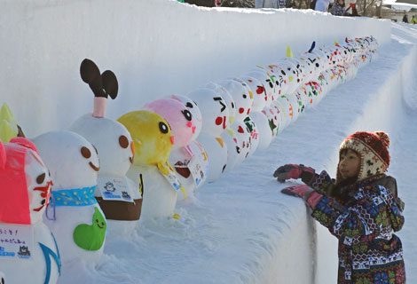 参加者がつくって会場に並べた小さな雪だるま（Ｃ）共同通信社