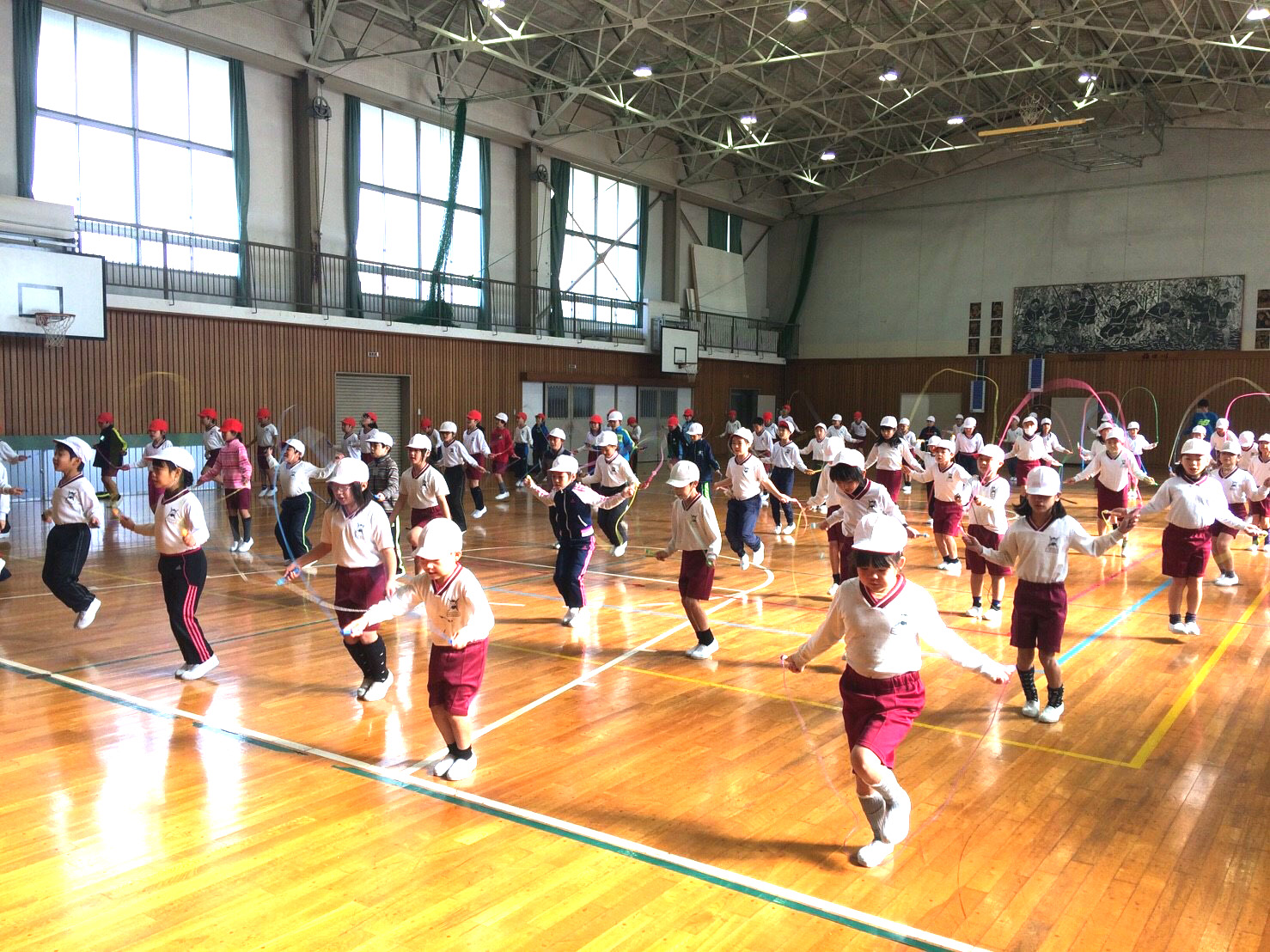 なわとびを体育の授業で行う小学生