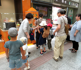 愛媛県産の柑橘類で作ったジュースやスイーツが楽しめる「Orange Bar」（松山空港ビル提供）