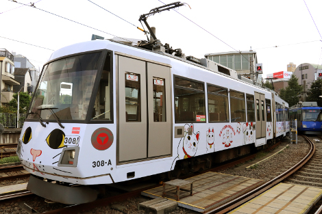 「幸運の招き猫電車」（東京急行電鉄提供）