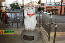 豪徳寺駅の招き猫像