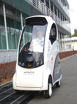 四つの車輪はそれぞれ上下に動くため、段差があっても車体は常に水平を保っている。
（日立製作所　提供）