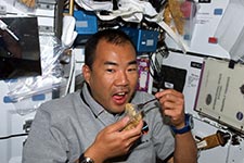 宇宙でラーメンを食べる野口聡一宇宙飛行士（JAXA/NASA提供）