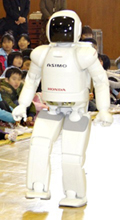 本田技研工業が開発した二足歩行ロボット「ASIMO（アシモ）」