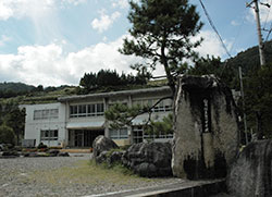 白川中学校外観