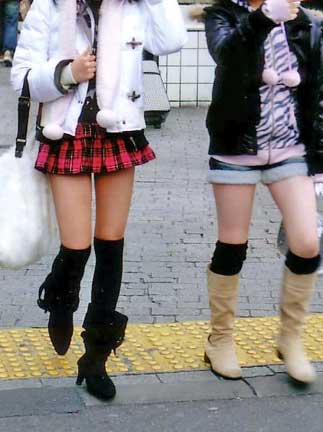 A combination of a mini skirt with knee-high socks. ©Color & Design Research Room of Kyoritsu Women's Junior College