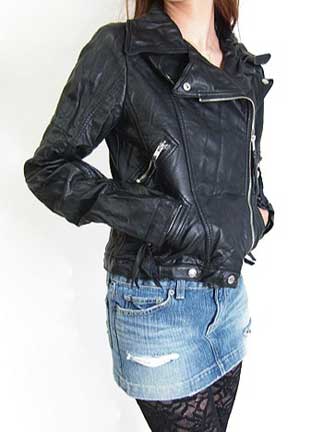 A trendy fake leather rider's jacket. (C)RESP-EC SHOP