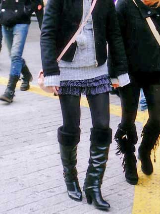 A mini skirt with boots is also a cute pairing. ©Color & Design Research Room of Kyoritsu Women's Junior College