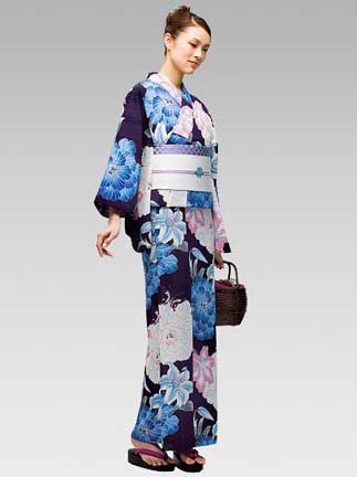 A yukata patterned with big flowers on a navy background. (C)Takashimaya Co., Ltd.