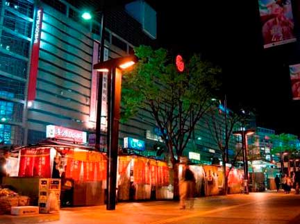 Outdoor stalls in Fukuoka. (C)Fukuoka City