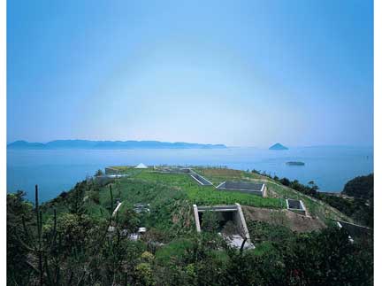 The Inland Sea and the Chichu Art Museum. (C)Chichu Art Museum (C)Photographer : FUJITSUKA Mitsumasa