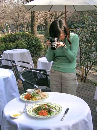 Many women enjoy photographing food. (C)Japan Echo Inc.