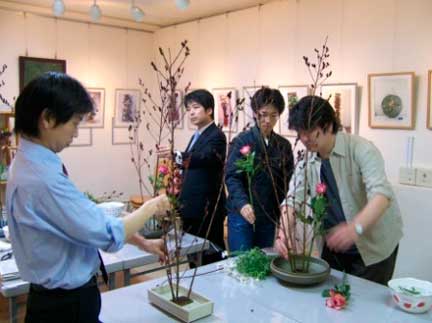 A photo of an ikebana lesson. (C)Ikebana Sessyu-ryu