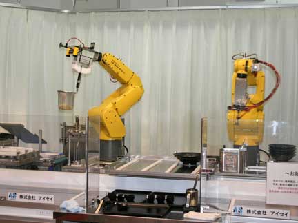 The two ramen robots cooking noodles. (C)AISEI Co., Ltd./aiseieng