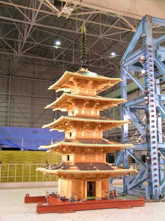 Testing the earthquake resistance of a five-story pagoda. (C)NPO Corporation Forum for Wood Architecture / Building Research Institute