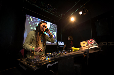 An anison DJ performing at club events. ©AniEveZ/HareiroFes