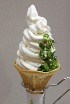 Soft serve that's just like a cone full of noodles. Enjoy the mysterious taste of soy sauce and green onions. ©Nishikiya