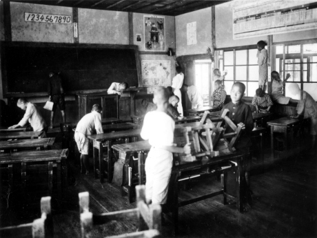 Students cleaning their classroom at Kumatori Higher Elementary School in Kumatori-cho, Osaka Prefecture about 100 years ago (courtesy of: Kumatori Board of Education)