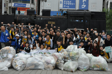 A commemorative shot in front of the huge pile of trash collected.