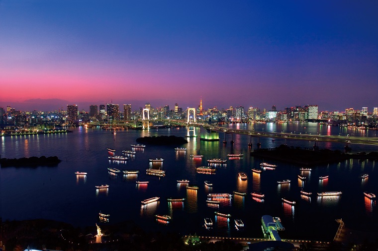 Yakatabune floating on Tokyo Bay (Tokyo Yakatabune Association)