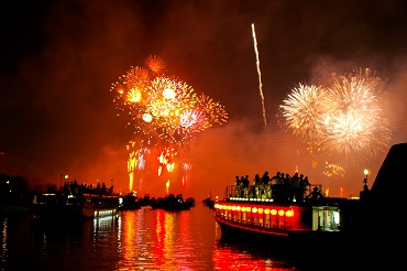 “Fireworks boats” to watch the fireworks  (Tokyo Yakatabune Association)