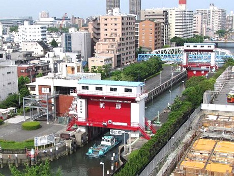 Ogibashi Lock Gates (courtesy of the Tokyo Bureau of Construction - Rivers Department)