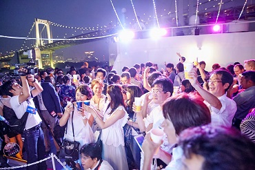 Some young people enjoying a party on a boat in Tokyo Bay (courtesy of Tokaikisen)