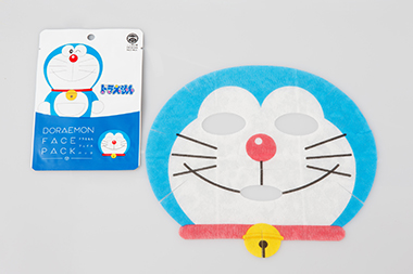 Face packs of Doraemon, who is a popular character among both children and adults alike, are also a popular souvenir. (Courtesy of Isshindo Honpo, Inc.) © Fujiko-Pro, Shogakukan, TV-Asahi, Shin-ei, and ADK