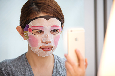 Part of the fun is applying a unique face pack, taking a selfie, and sharing it on social networking sites. (Source: SUN SMILE INC.)