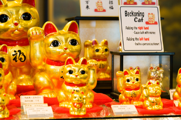 “Maneki Neko” (Sakuda Gold & Silver Leaf Crafts)