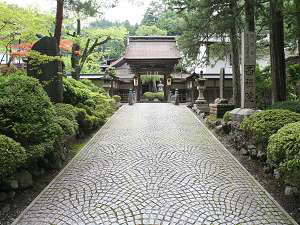 Saizen-in was built over 850 years ago. It is about a five-minute walk from Kongobuji, which is the grand head temple in Koyasan. © Saizen-in