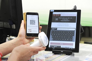 “Luggage-Free Travel” reception terminal. Luggage is managed via QR codes (courtesy of JTB)