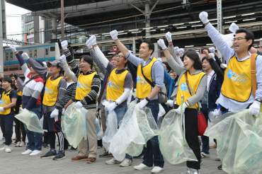 高喊“捡垃圾是体育运动！”，为自己打气的“<i>SUPOGOMI</i>大会”参赛者＝2018年10月13日，东京都港区JR新桥站前