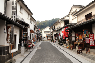 除了仓敷川沿岸以外，其他的旧街道上也有许多出售礼品和特产的商店。据说很多电视剧或电影也在此拍摄