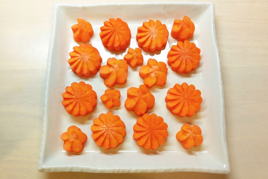 Carrot kazarigiri, which can be freely varied, for example by increasing the number of flower petals.