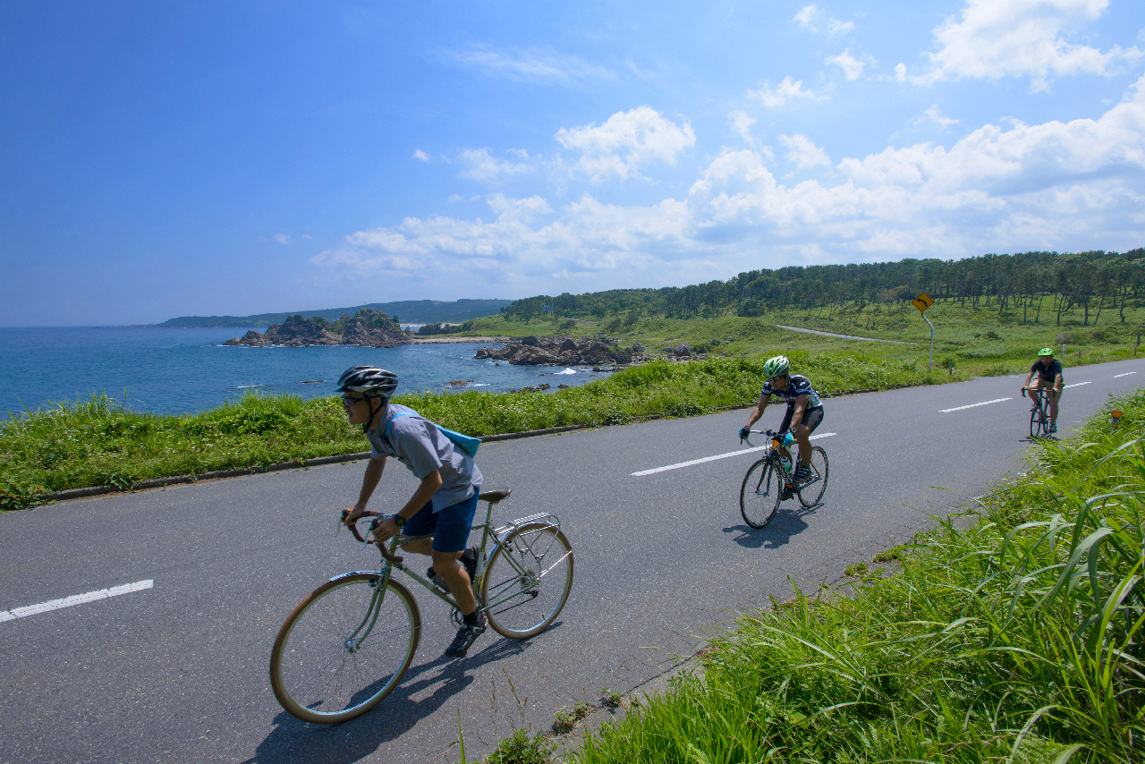 Una ruta que bordea el mar desde la costa Tanesashi hasta Kabushima - Ciudad de Hachinohe, prefectura de Aomori (cortesía de la prefectura de Aomori)