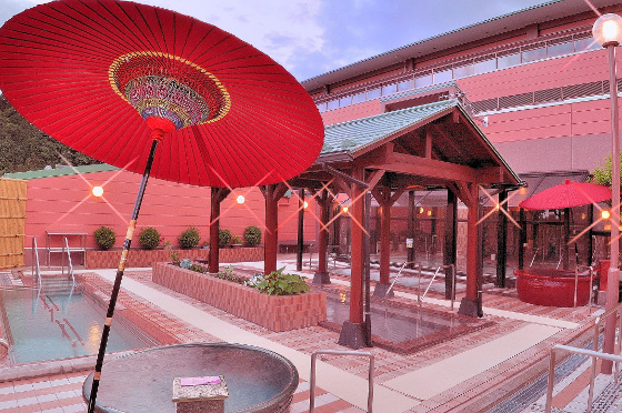 Área de baño exterior de estilo actual (fuentes termales de Ikeda -Ikeda, prefectura de Gifu)