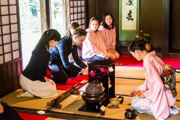 Vista de la ceremonia del té que tiene lugar en el interior de un edificio Patrocinado por el Gobierno Metropolitano de Tokio y el Consejo de Artes de Tokio (Fundación Metropolitana de Tokio para la Historia y la Cultura)