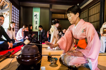 Una sesión de la experiencia de la ceremonia del té para principiantes (en el Museo de Arquitectura al aire libre Edo-Tokyo)