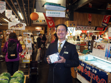 Sr. Takayoshi Asami, encargado de turismo con <i>Bekomochi</i> en la [estación Misogino-go Kikonai] (Kikonai-cho)