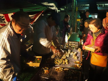 'Isaribi yaki' barbecue is served to passengers from the 