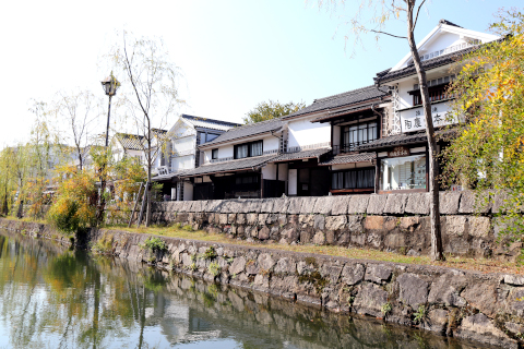 Las calles flanqueadas por antiguas casas de comerciantes aún permanecen a lo largo de ambas orillas del río Kurashiki