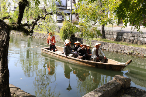 Paseo en un bote de río