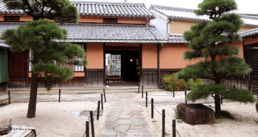 El edificio principal de la residencia del Clan Ohashi. Los comentarios escritos están disponibles en inglés, francés, coreano y chino