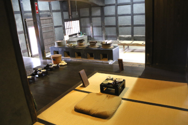 La habitación utilizada para las comidas. Con la cocina al fondo