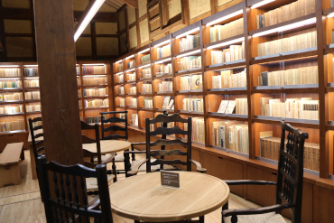 Puedes disfrutar de un café en el 'Book Cafe', donde se encuentra la colección de libros