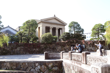 El exterior del Museo de Arte Ohara con el estilo de arquitectura griego