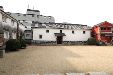 Originalmente la tienda de arroz del Clan Ohara, este edificio se usa actualmente como un museo para las artes decorativas y las obras de arte oriental