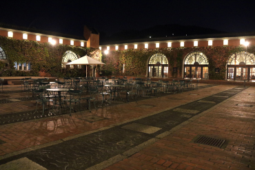 El paisaje nocturno en Kurashiki Ivy Square, al lado de la Zona Histórica de Kurashiki Bikan. Hogar de una colección de diversas instalaciones, como hoteles, restaurantes y tiendas, etc., en el sitio que solía estar ocupado por la fábrica de hilado dirigida por el Clan Ohara