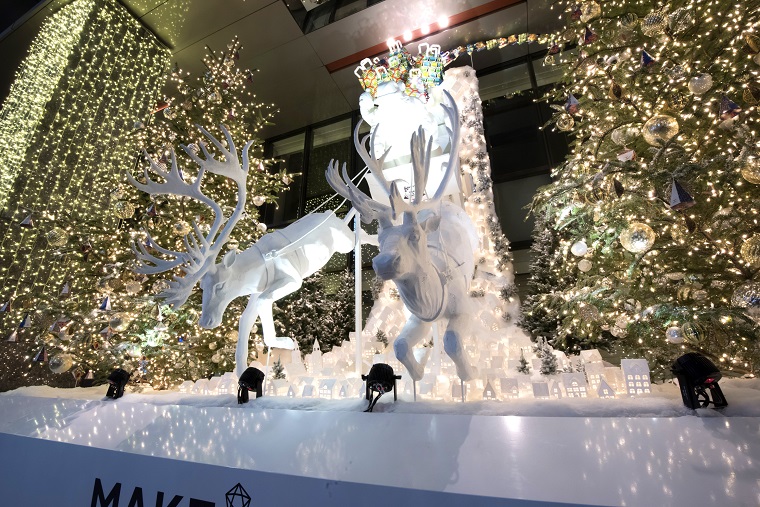 Installation mobile représentant le Père Noël sur un traineau tiré par deux rennes, laquelle a elle aussi reçu le « Prix de l’Association du Design Intérieur du Japon » en 2017 (Crédit photo : Mitsukoshi - Ginza Store)